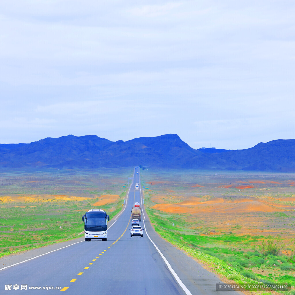 公路穿行多彩原野