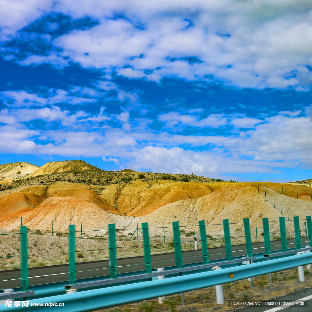 公路边多彩山峦与蓝天