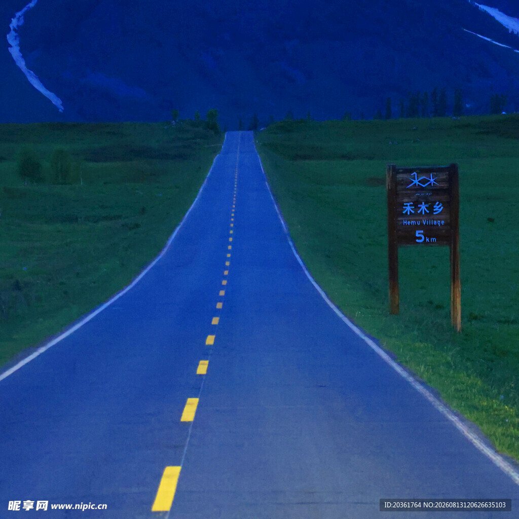 夜色中的乡间公路