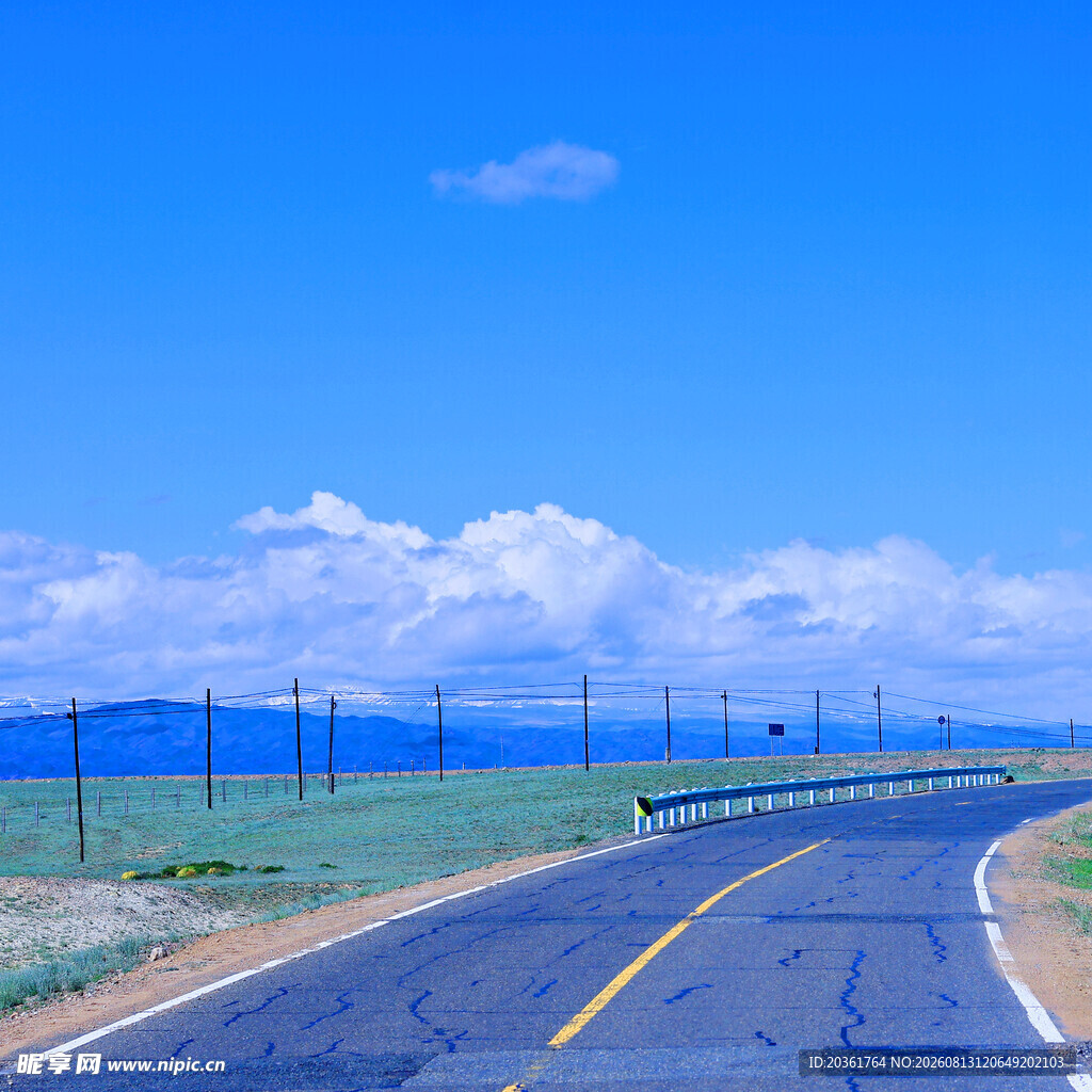 公路伸向远方的美丽风景