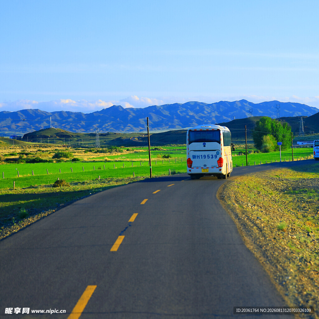 公路上行驶的长途客车