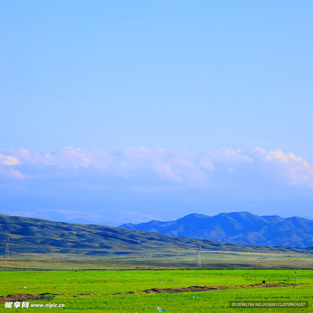 草原绿野与远山美景