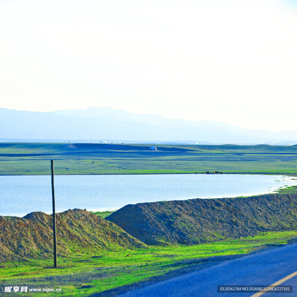 公路旁的开阔水域风景