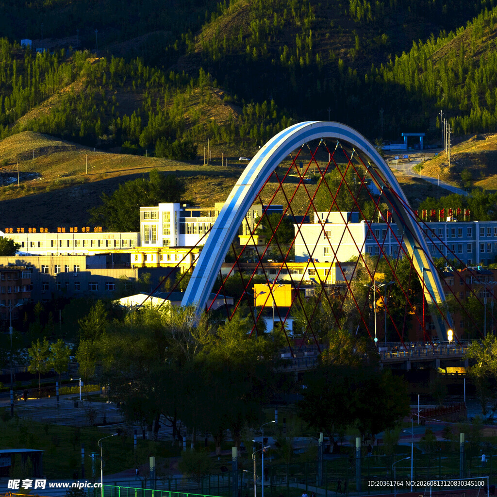 城市拱形建筑与自然景观