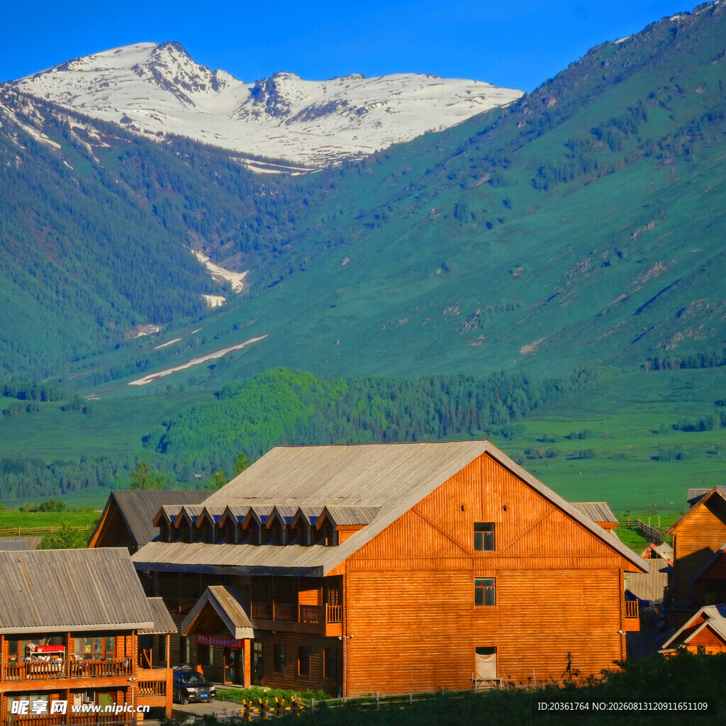 山间木屋与壮丽雪山景观