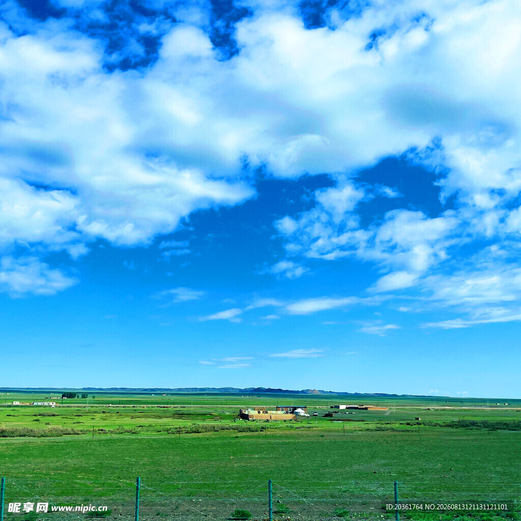 草原蓝天美景