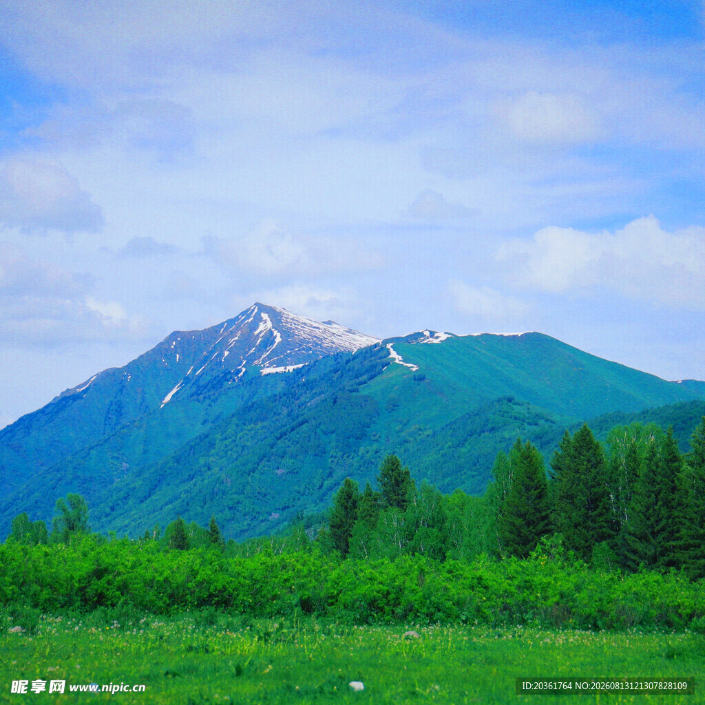 青山绿野间的秀丽山景