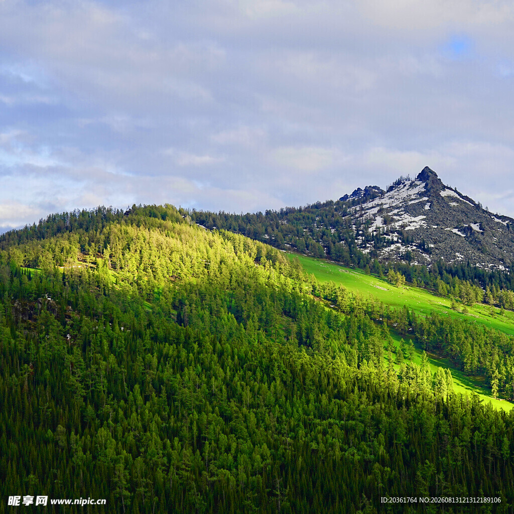 青山翠谷间的秀丽山景