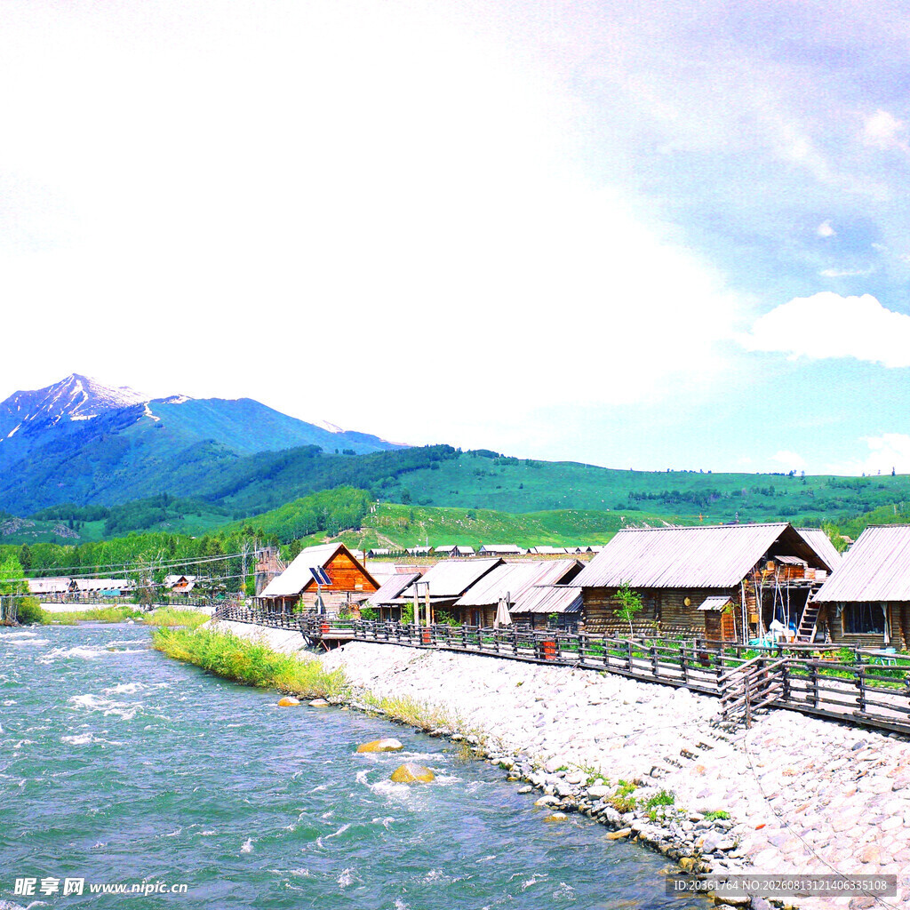 河畔木屋旁的秀丽山水景