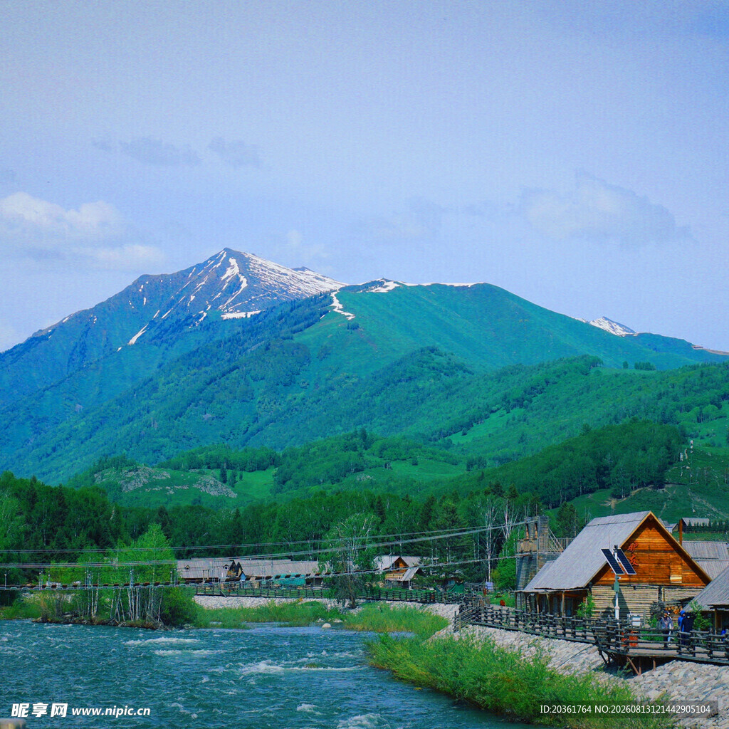 山间河畔小屋