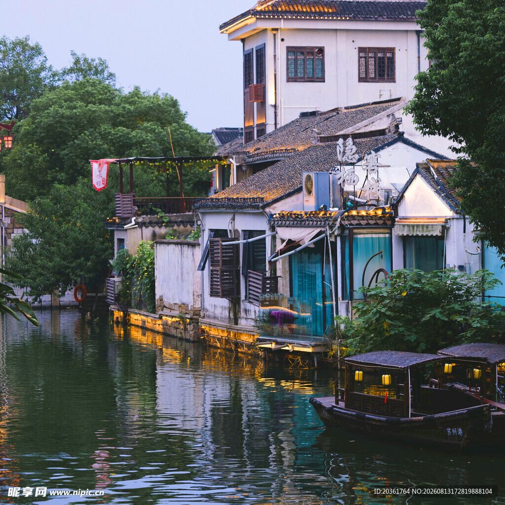 江南水乡临河民居美景