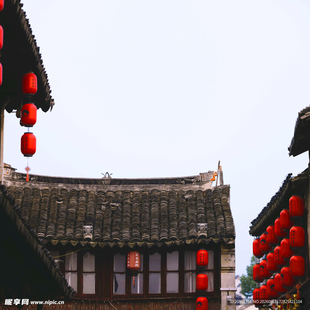 古宅挂红灯笼的中式景致