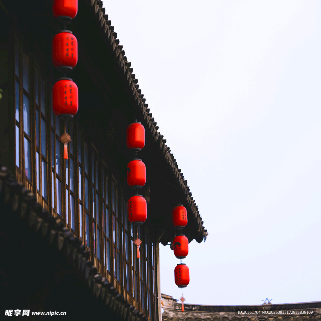 古楼红灯笼点缀中式风情