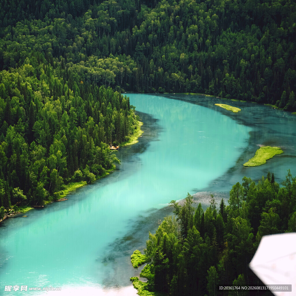 青山环抱的碧色蜿蜒河流