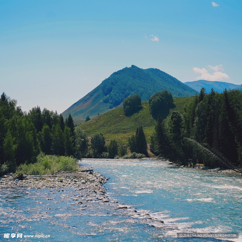 山间河流与葱郁山林美景