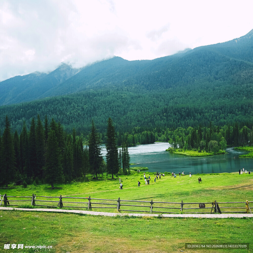 山间湖畔美景