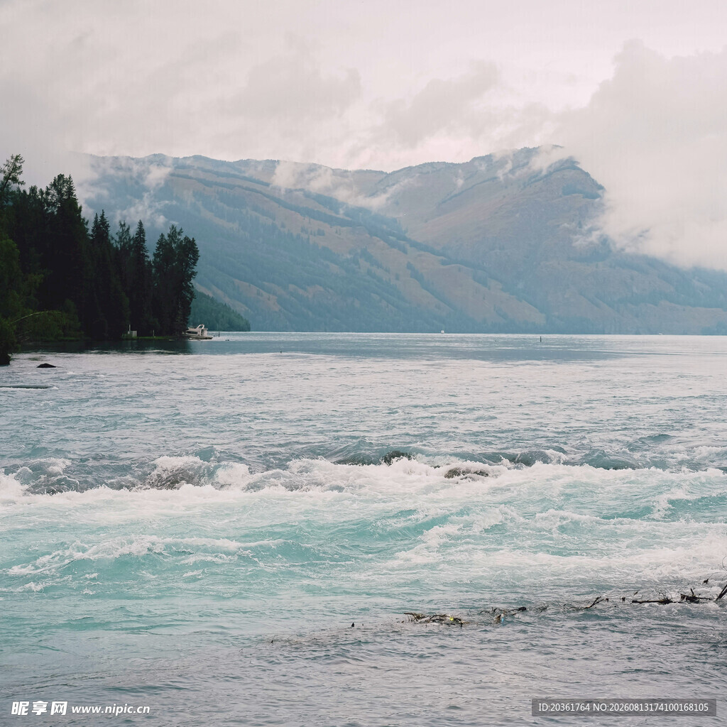 湖畔山水间的自然景致