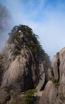 巍峨奇峰云雾缭绕之景
