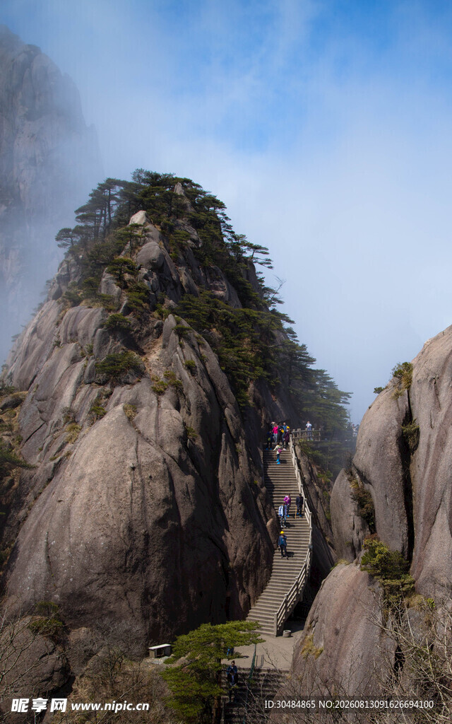 巍峨奇峰云雾缭绕之景