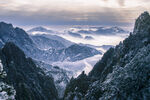 雪覆山峦云海壮阔美景