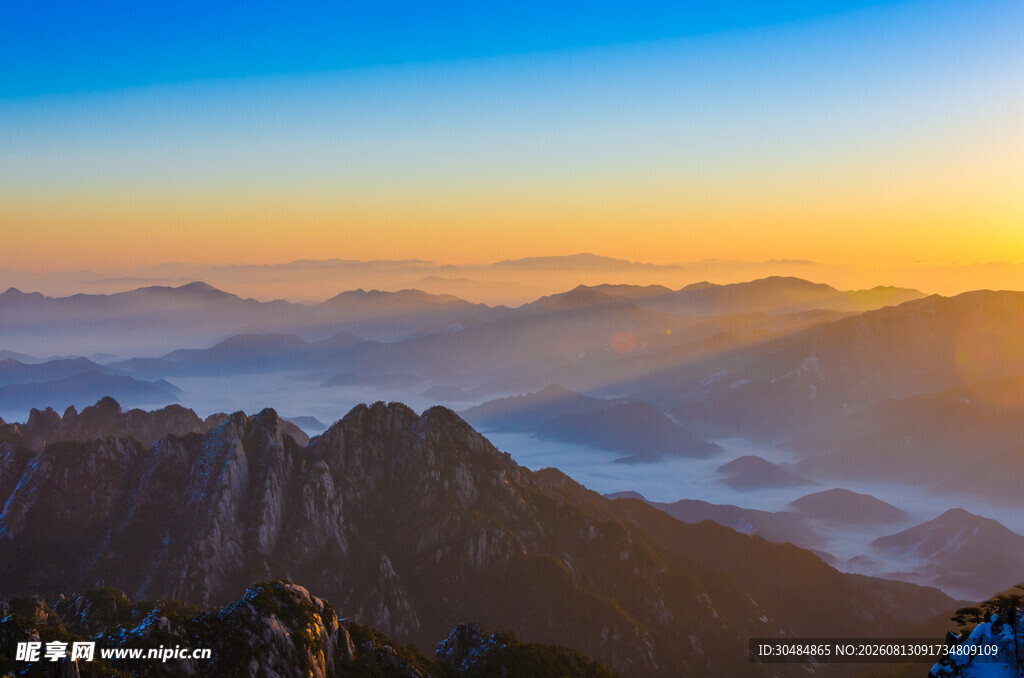 壮丽山巅日出美景