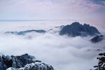 云海环绕的壮丽山峰