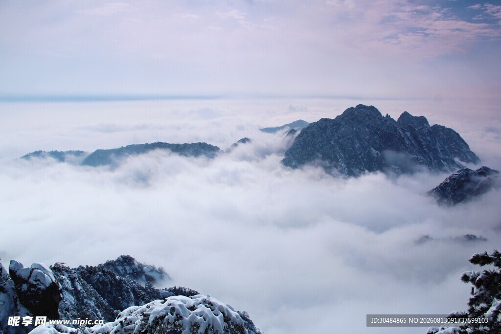 云海环绕的壮丽山峰