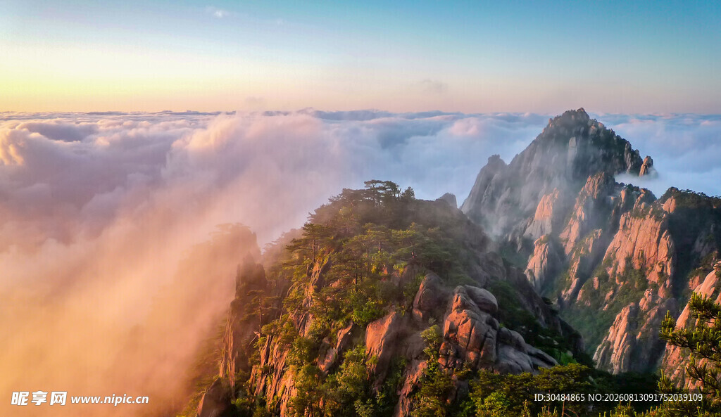 云海环绕的壮丽山峰