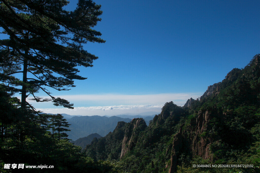 青山绿树间的壮阔山景