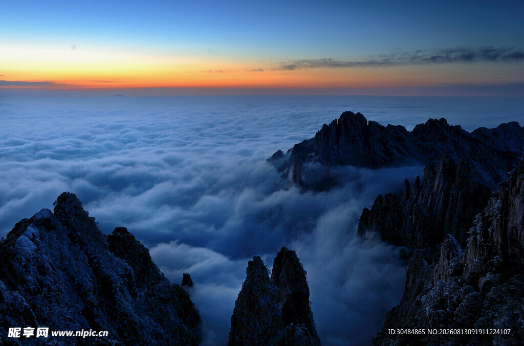云海之上的壮丽山景