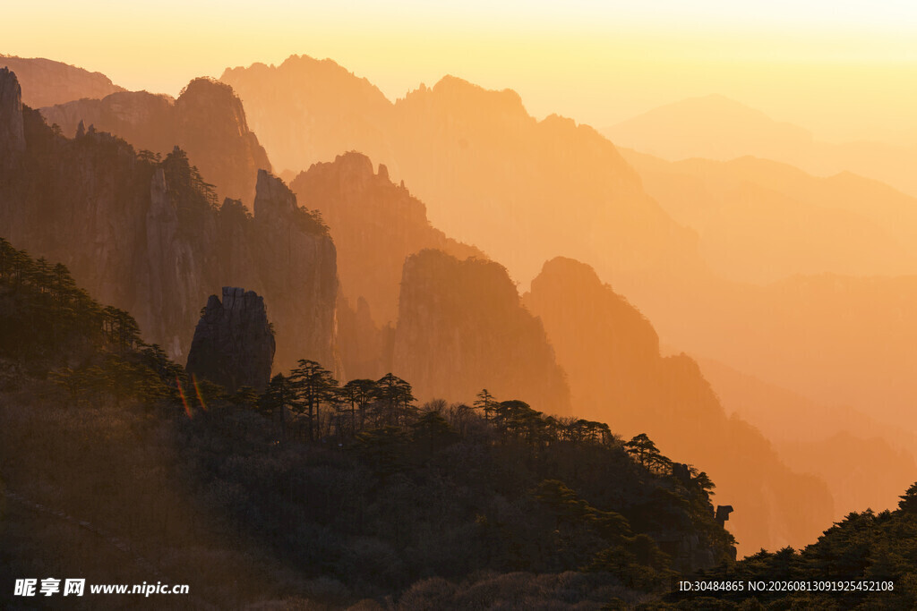 日出下的壮丽山峦景观