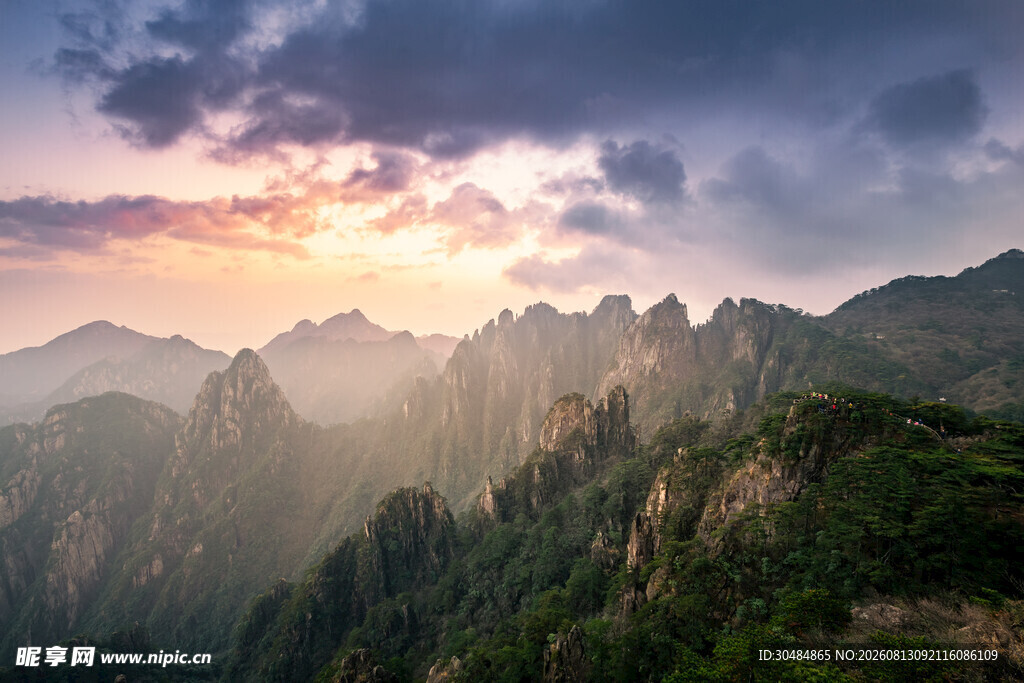 黄山山景迎日出
