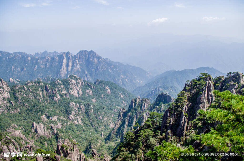 壮丽山峦景观