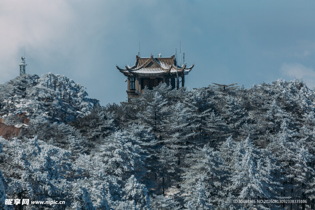 雪覆黄山的古风亭阁