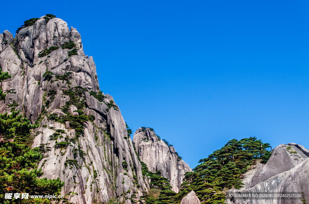 黄山奇峰伴蓝天绿树