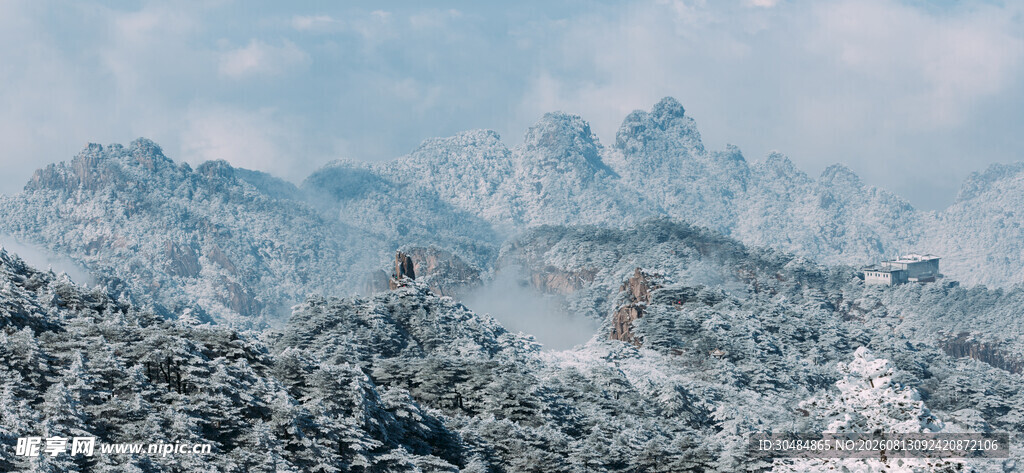 雪覆黄山壮丽景致
