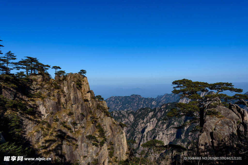黄山奇峰蓝天松树美景