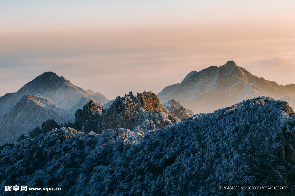 雪覆黄山的壮丽日出