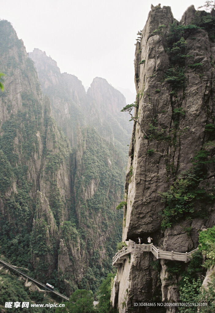 险峻黄山栈道