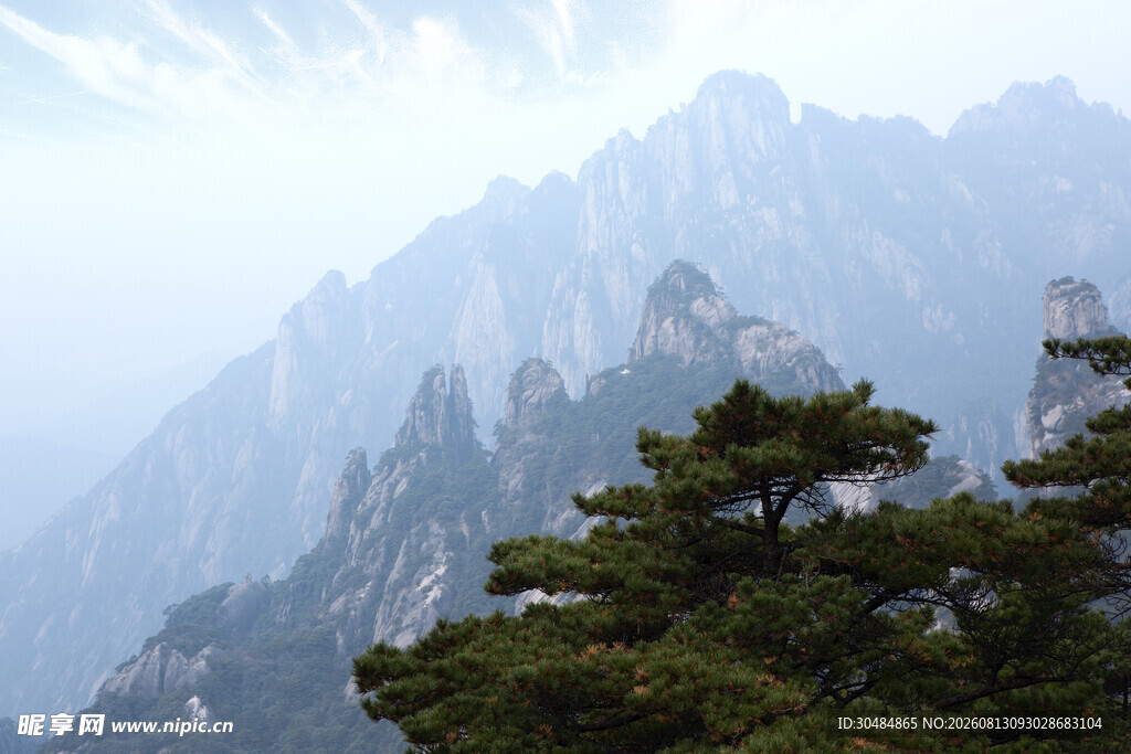 黄山巍峨山峦