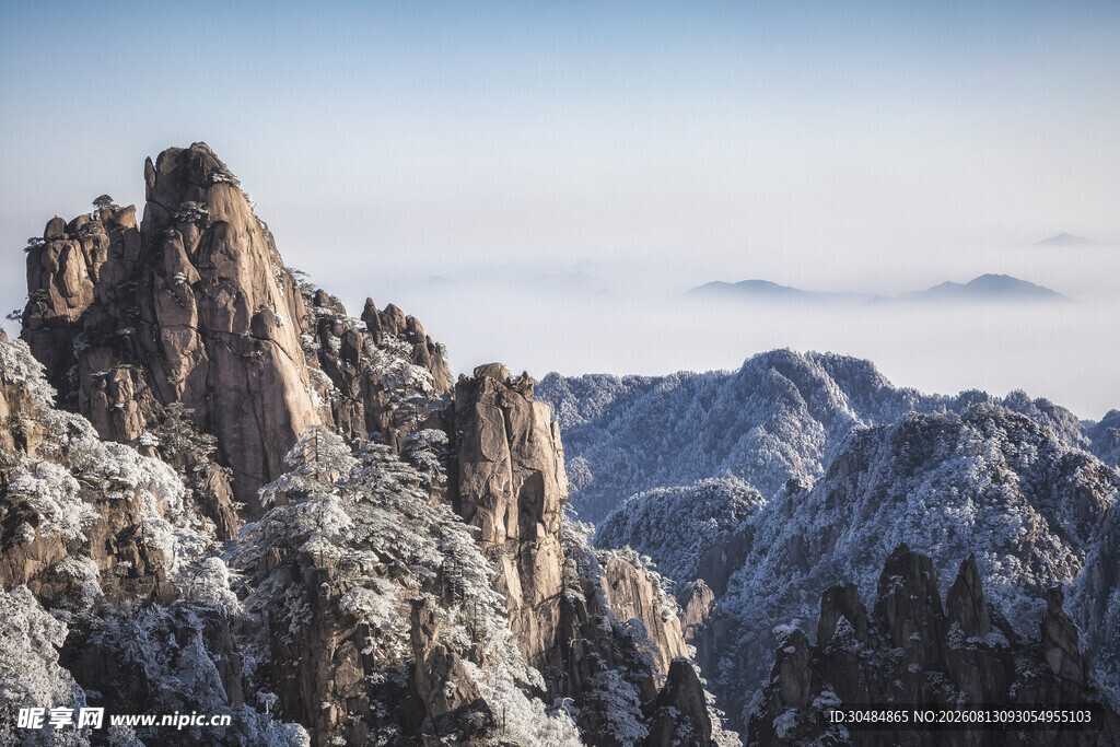 黄山雪覆峻岭