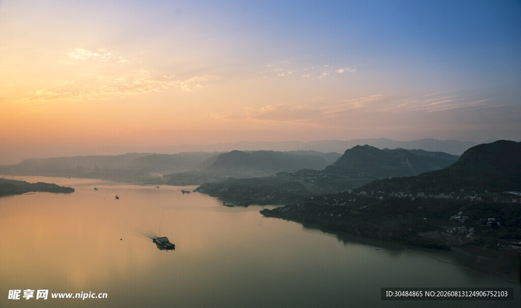 夕阳下的宁静江面美景