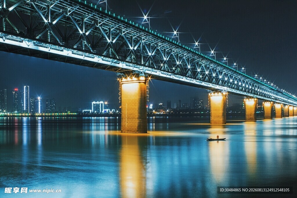 城市夜景桥梁璀璨倒影