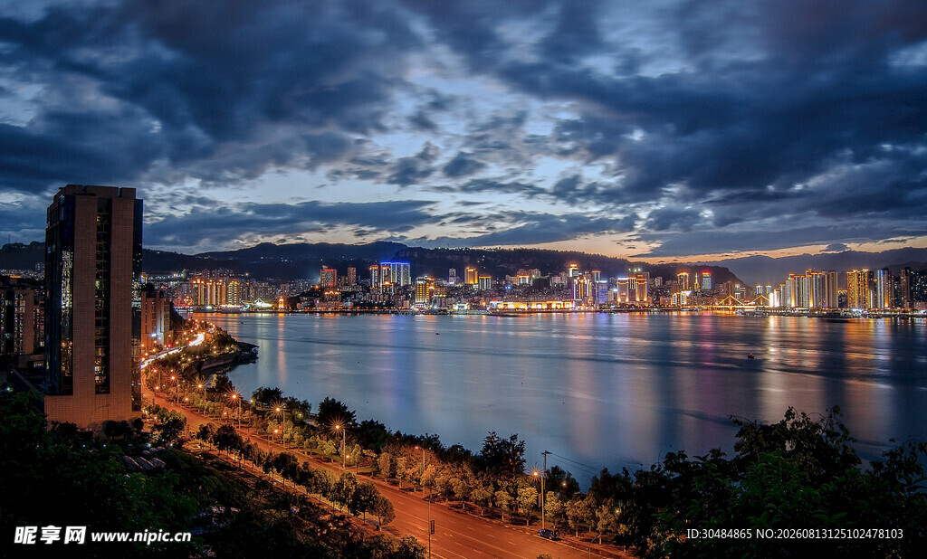 城市江畔夜景迷人风光