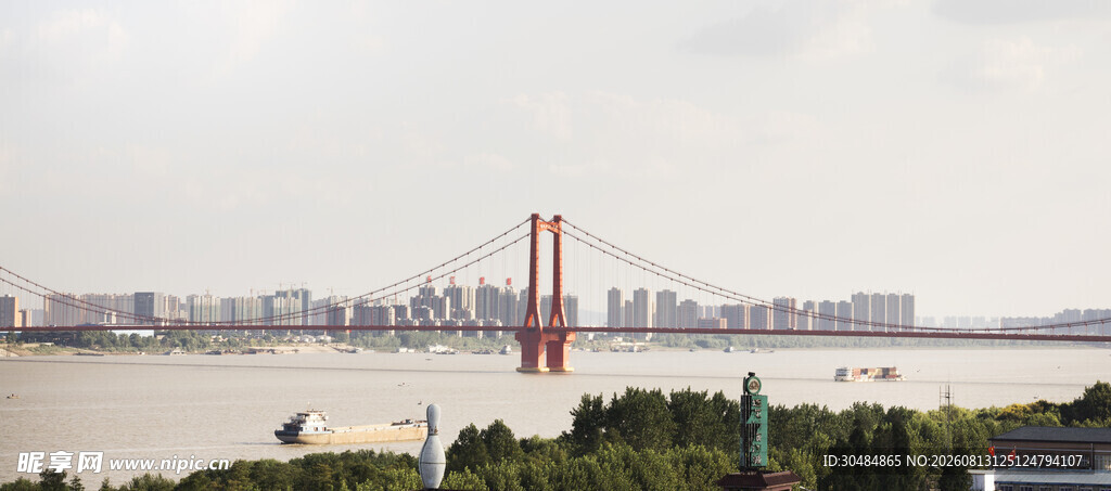 江边城市景观远景