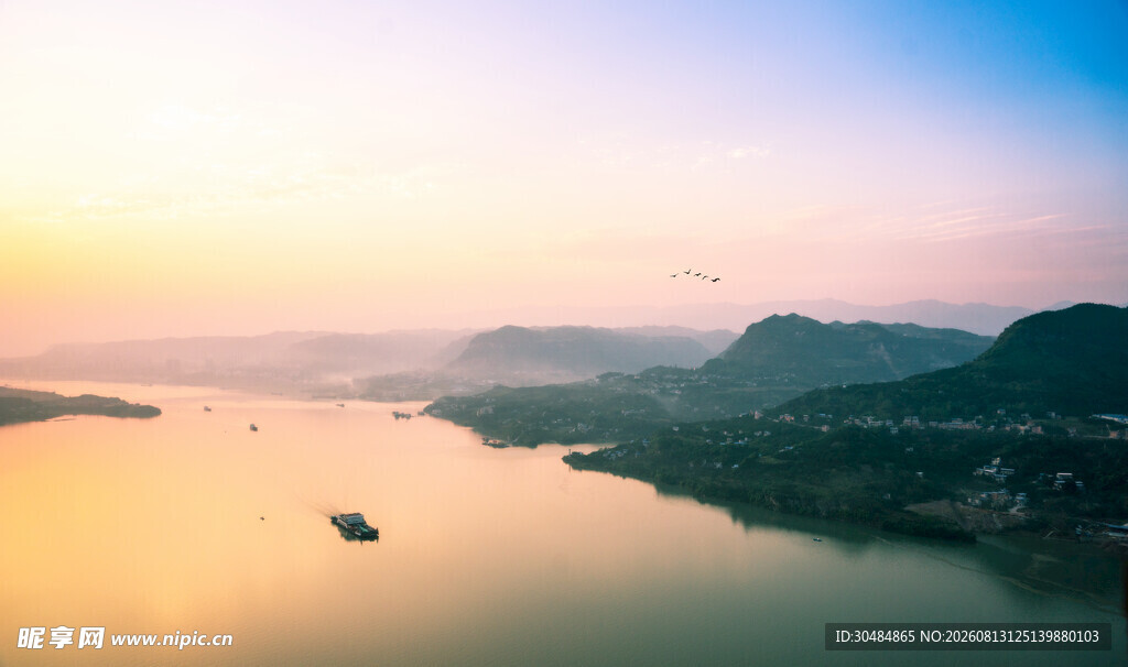 夕阳下的宁静江面美景