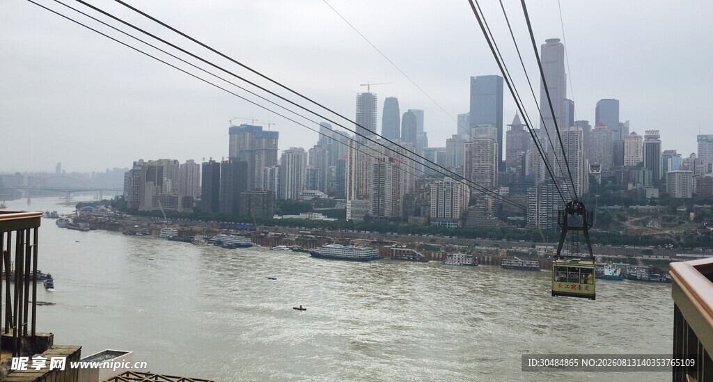 城市河畔的桥梁与高楼景观