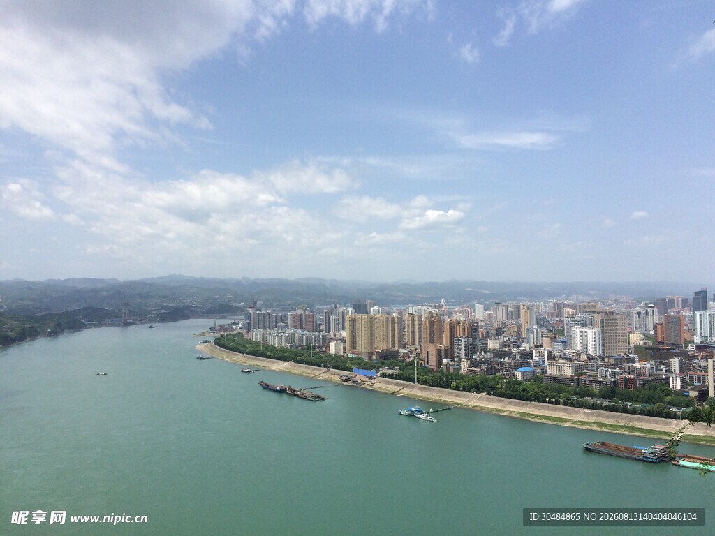 城市河畔风光俯瞰图