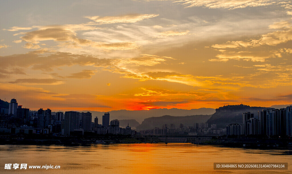 城市江畔壮丽日落景观