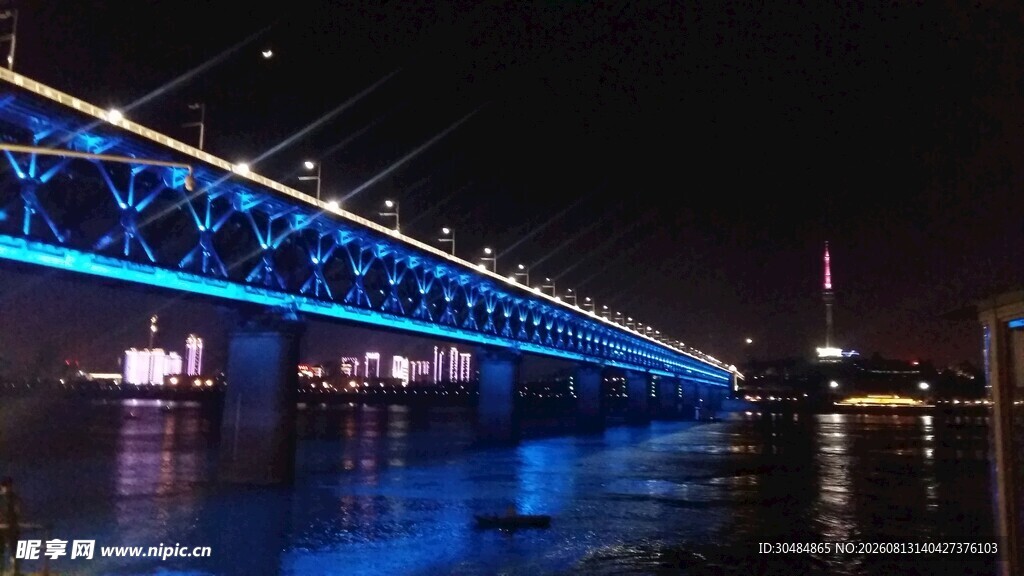 夜晚璀璨的蓝色桥梁景观